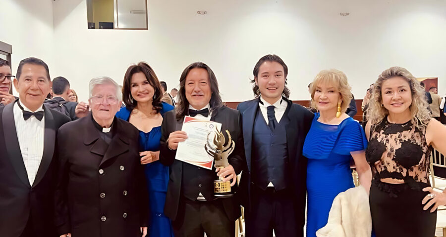 foto grupal en el galardon orgullo de colombia